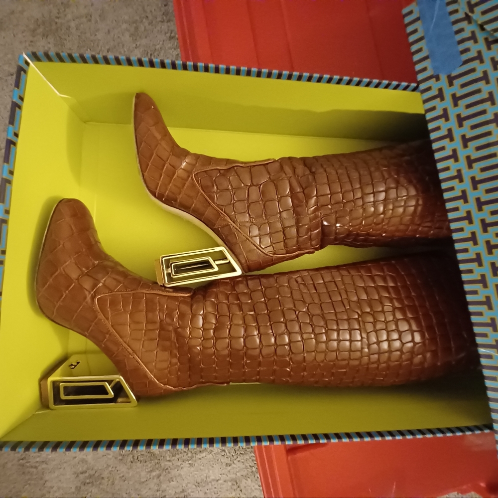 Boots - Picture 5 of 8